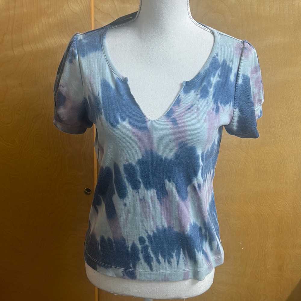 ✨✨NWT Chaser Tie Dye Cropped V-Neck Cut Out Short Sleeve Shirt S